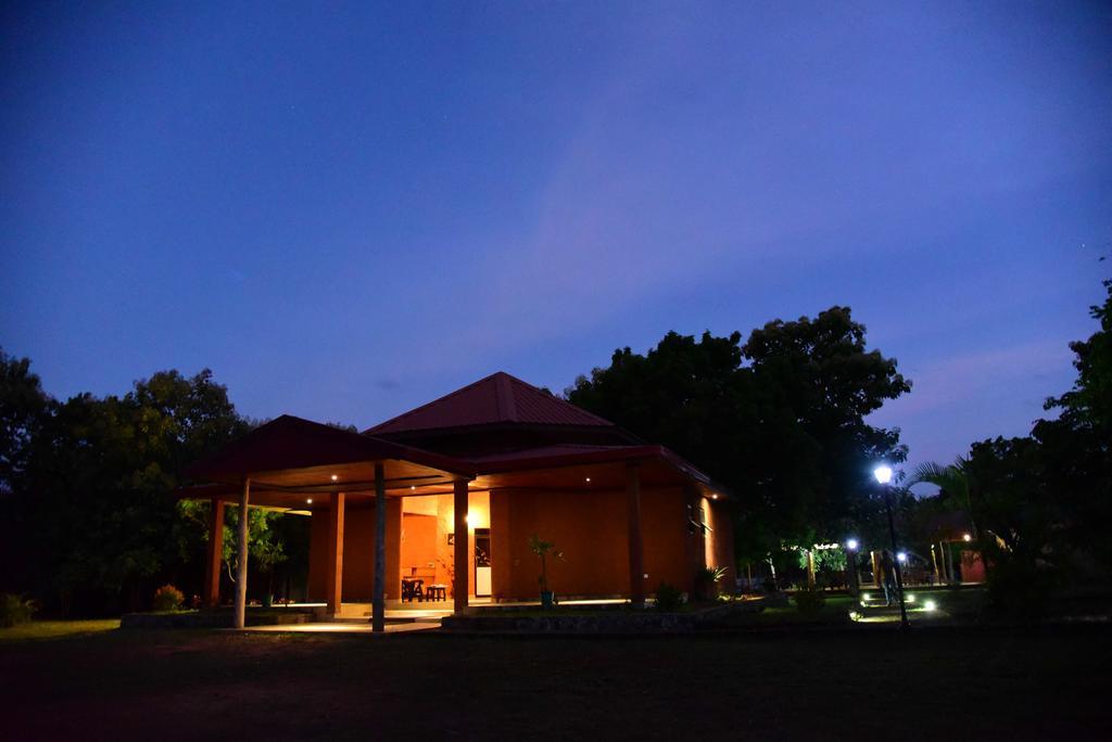 Indika Lake Resort Nuwarawewa East Eksteriør bilde